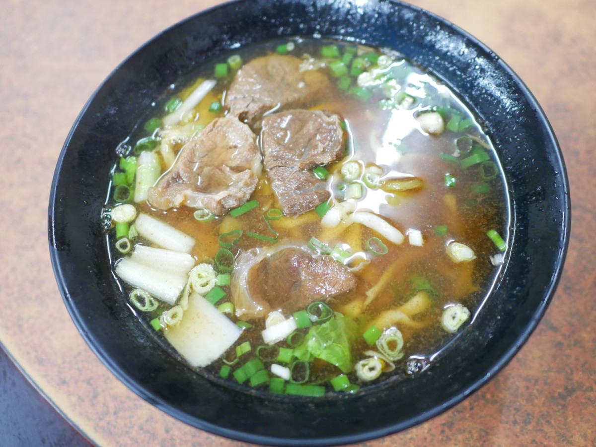 嘉義布袋/布袋港牛肉麵-清燉牛肉麵以蔬果跟牛骨熬製湯底,味道清爽香甜!蛋炒飯、肉燥飯、酸辣湯、現包水餃跟滷味都很平價實惠,備受在地人喜愛~今天吃什麼/嘉義美食/嘉義旅遊/嘉義小吃/布袋美食推薦/嘉義牛肉麵推薦/嘉義水餃推薦/嘉義滷味推薦/黑白切/台灣小吃/台灣牛肉麵/藍子愛美食 中式料理 國內旅遊 攝影 民生資訊分享 飲食集錦