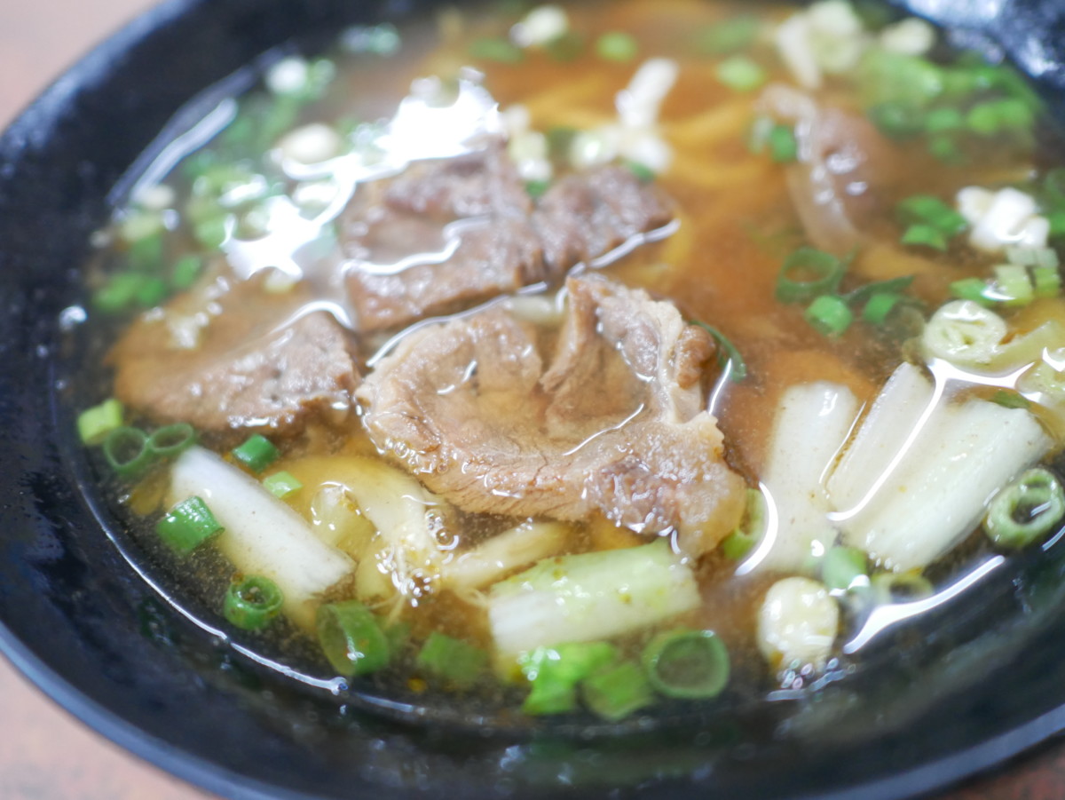 嘉義布袋/布袋港牛肉麵-清燉牛肉麵以蔬果跟牛骨熬製湯底,味道清爽香甜!蛋炒飯、肉燥飯、酸辣湯、現包水餃跟滷味都很平價實惠,備受在地人喜愛~今天吃什麼/嘉義美食/嘉義旅遊/嘉義小吃/布袋美食推薦/嘉義牛肉麵推薦/嘉義水餃推薦/嘉義滷味推薦/黑白切/台灣小吃/台灣牛肉麵/藍子愛美食 中式料理 國內旅遊 攝影 民生資訊分享 飲食集錦