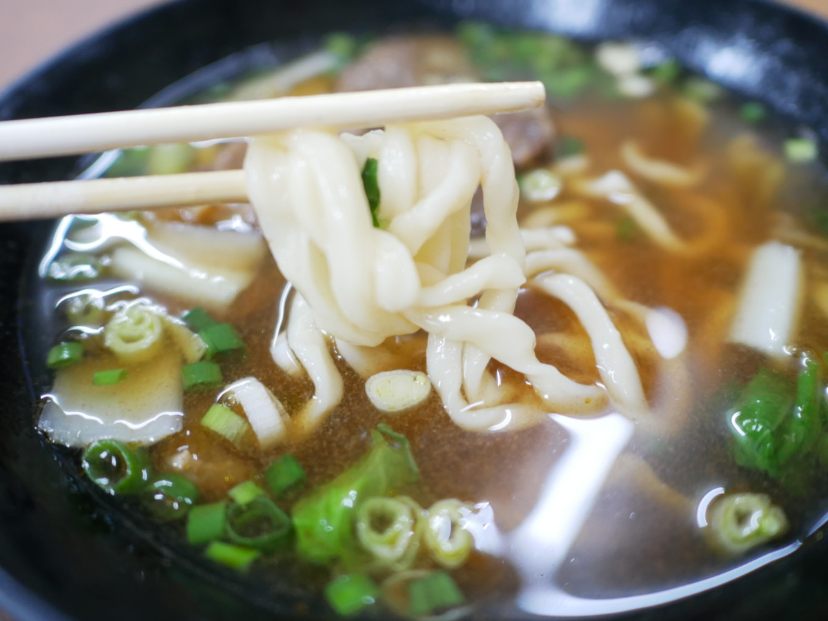 嘉義布袋/布袋港牛肉麵-清燉牛肉麵以蔬果跟牛骨熬製湯底,味道清爽香甜!蛋炒飯、肉燥飯、酸辣湯、現包水餃跟滷味都很平價實惠,備受在地人喜愛~今天吃什麼/嘉義美食/嘉義旅遊/嘉義小吃/布袋美食推薦/嘉義牛肉麵推薦/嘉義水餃推薦/嘉義滷味推薦/黑白切/台灣小吃/台灣牛肉麵/藍子愛美食 中式料理 國內旅遊 攝影 民生資訊分享 飲食集錦