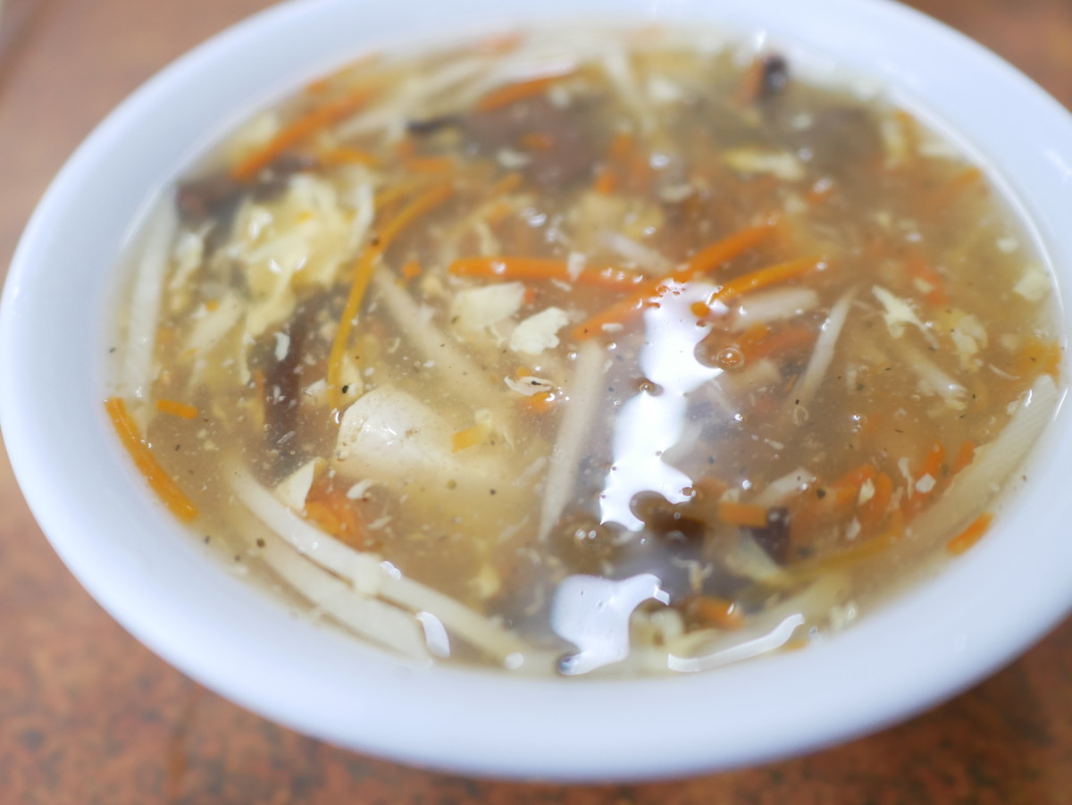 嘉義布袋/布袋港牛肉麵-清燉牛肉麵以蔬果跟牛骨熬製湯底,味道清爽香甜!蛋炒飯、肉燥飯、酸辣湯、現包水餃跟滷味都很平價實惠,備受在地人喜愛~今天吃什麼/嘉義美食/嘉義旅遊/嘉義小吃/布袋美食推薦/嘉義牛肉麵推薦/嘉義水餃推薦/嘉義滷味推薦/黑白切/台灣小吃/台灣牛肉麵/藍子愛美食 中式料理 國內旅遊 攝影 民生資訊分享 飲食集錦
