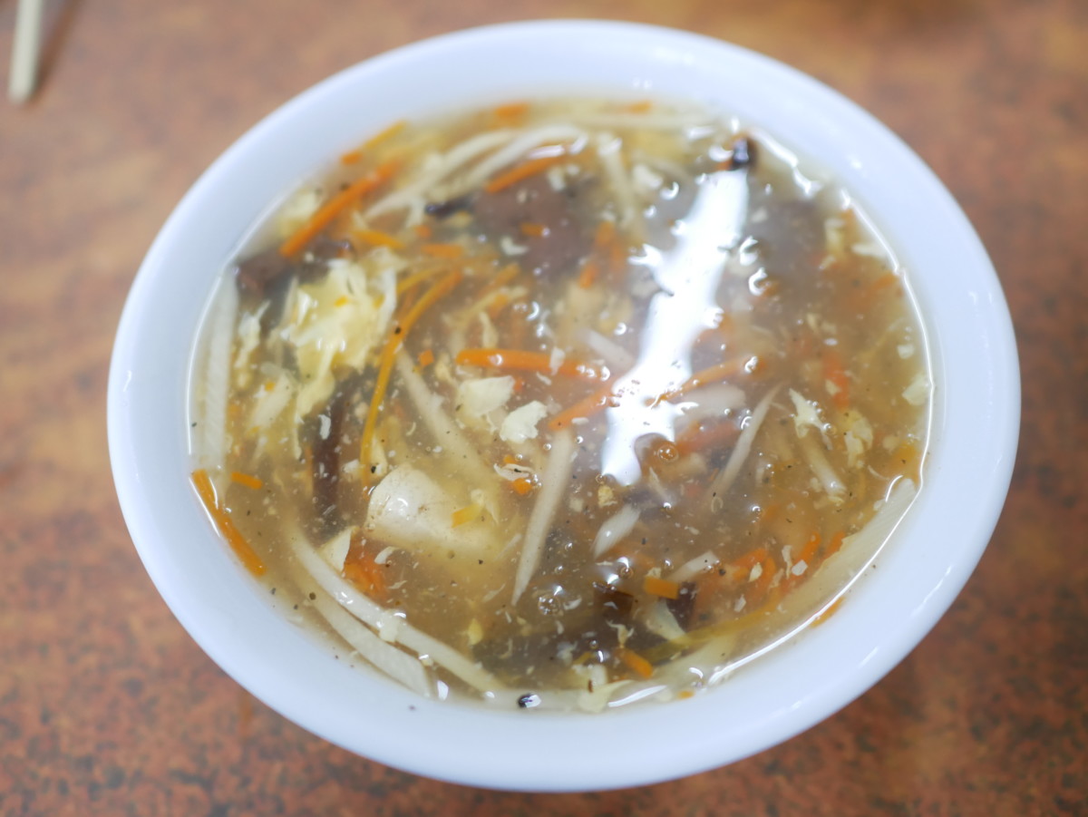 嘉義布袋/布袋港牛肉麵-清燉牛肉麵以蔬果跟牛骨熬製湯底,味道清爽香甜!蛋炒飯、肉燥飯、酸辣湯、現包水餃跟滷味都很平價實惠,備受在地人喜愛~今天吃什麼/嘉義美食/嘉義旅遊/嘉義小吃/布袋美食推薦/嘉義牛肉麵推薦/嘉義水餃推薦/嘉義滷味推薦/黑白切/台灣小吃/台灣牛肉麵/藍子愛美食 中式料理 國內旅遊 攝影 民生資訊分享 飲食集錦