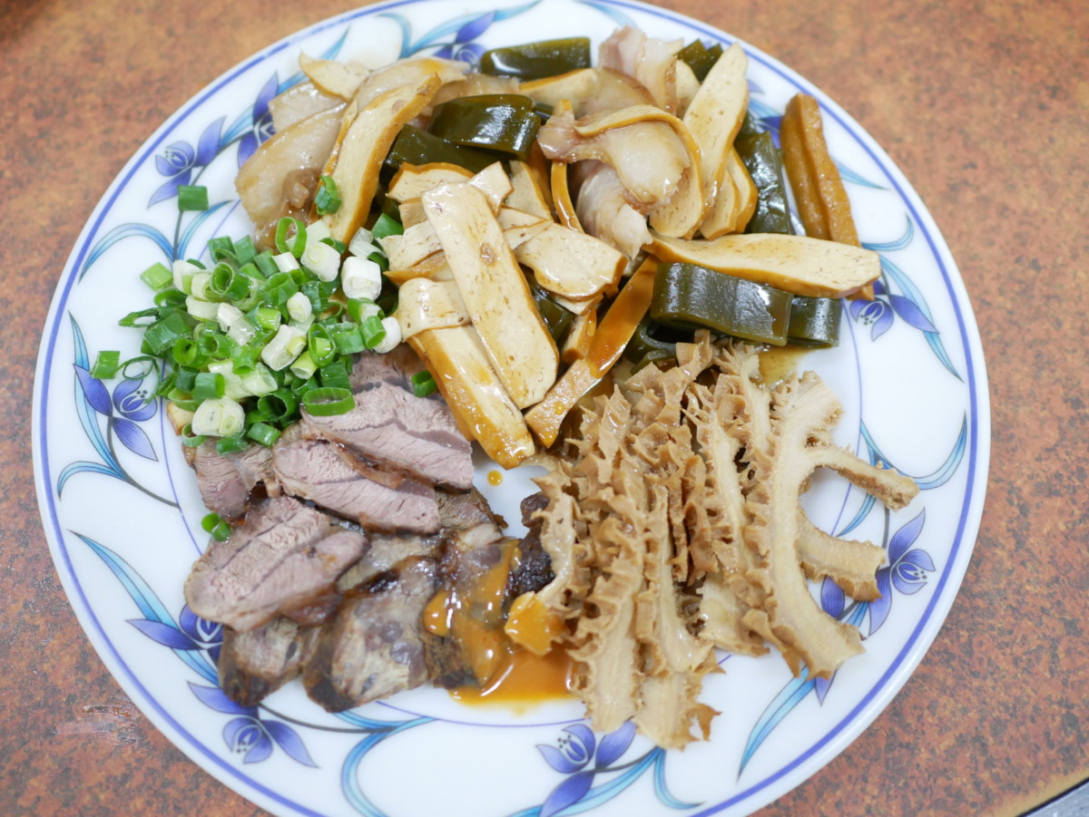 嘉義布袋/布袋港牛肉麵-清燉牛肉麵以蔬果跟牛骨熬製湯底,味道清爽香甜!蛋炒飯、肉燥飯、酸辣湯、現包水餃跟滷味都很平價實惠,備受在地人喜愛~今天吃什麼/嘉義美食/嘉義旅遊/嘉義小吃/布袋美食推薦/嘉義牛肉麵推薦/嘉義水餃推薦/嘉義滷味推薦/黑白切/台灣小吃/台灣牛肉麵/藍子愛美食 中式料理 國內旅遊 攝影 民生資訊分享 飲食集錦