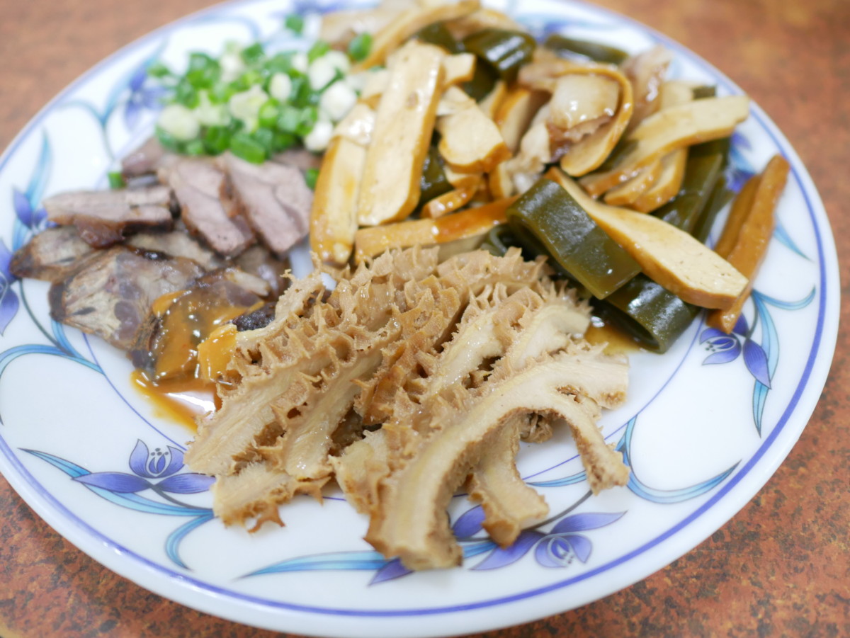 嘉義布袋/布袋港牛肉麵-清燉牛肉麵以蔬果跟牛骨熬製湯底,味道清爽香甜!蛋炒飯、肉燥飯、酸辣湯、現包水餃跟滷味都很平價實惠,備受在地人喜愛~今天吃什麼/嘉義美食/嘉義旅遊/嘉義小吃/布袋美食推薦/嘉義牛肉麵推薦/嘉義水餃推薦/嘉義滷味推薦/黑白切/台灣小吃/台灣牛肉麵/藍子愛美食 中式料理 國內旅遊 攝影 民生資訊分享 飲食集錦