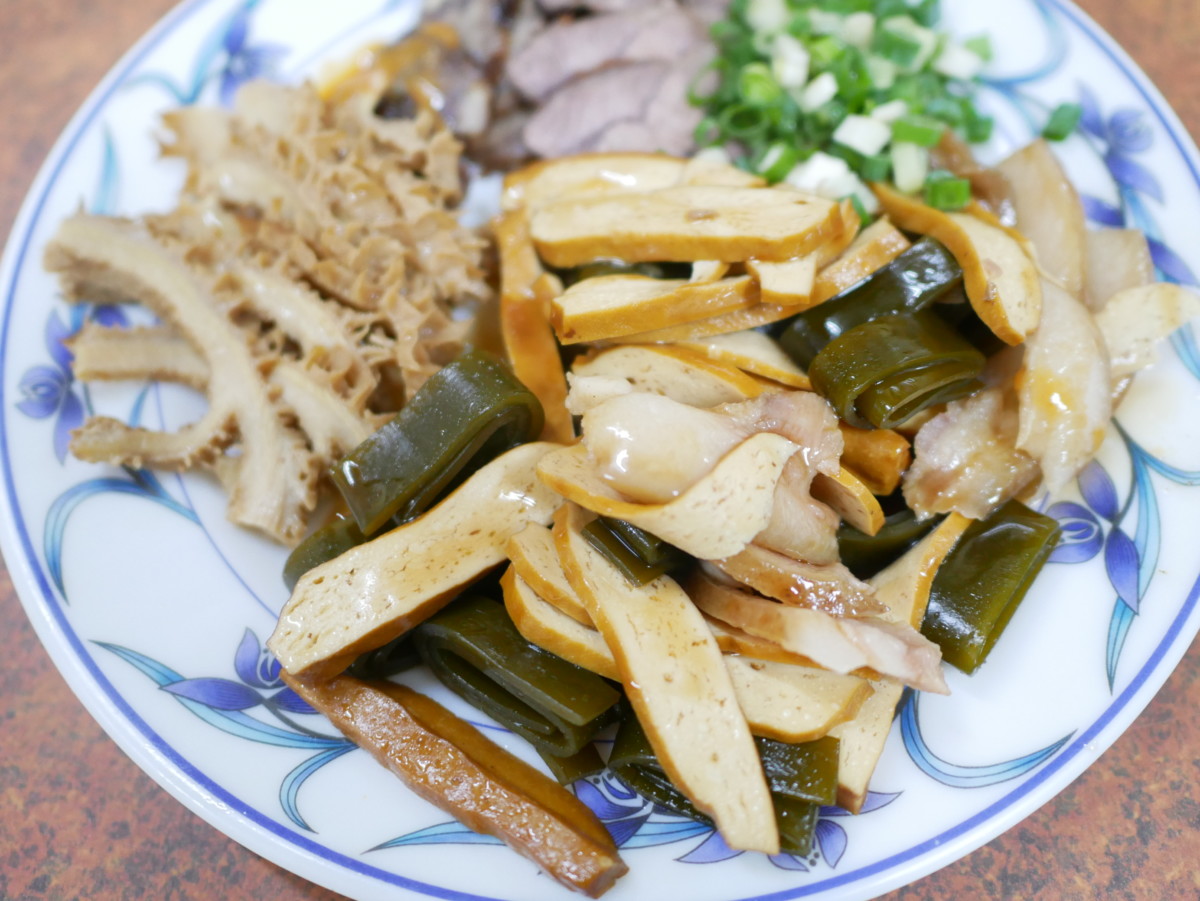 嘉義布袋/布袋港牛肉麵-清燉牛肉麵以蔬果跟牛骨熬製湯底,味道清爽香甜!蛋炒飯、肉燥飯、酸辣湯、現包水餃跟滷味都很平價實惠,備受在地人喜愛~今天吃什麼/嘉義美食/嘉義旅遊/嘉義小吃/布袋美食推薦/嘉義牛肉麵推薦/嘉義水餃推薦/嘉義滷味推薦/黑白切/台灣小吃/台灣牛肉麵/藍子愛美食 中式料理 國內旅遊 攝影 民生資訊分享 飲食集錦