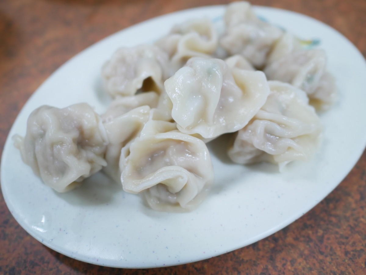 嘉義布袋/布袋港牛肉麵-清燉牛肉麵以蔬果跟牛骨熬製湯底,味道清爽香甜!蛋炒飯、肉燥飯、酸辣湯、現包水餃跟滷味都很平價實惠,備受在地人喜愛~今天吃什麼/嘉義美食/嘉義旅遊/嘉義小吃/布袋美食推薦/嘉義牛肉麵推薦/嘉義水餃推薦/嘉義滷味推薦/黑白切/台灣小吃/台灣牛肉麵/藍子愛美食 中式料理 國內旅遊 攝影 民生資訊分享 飲食集錦