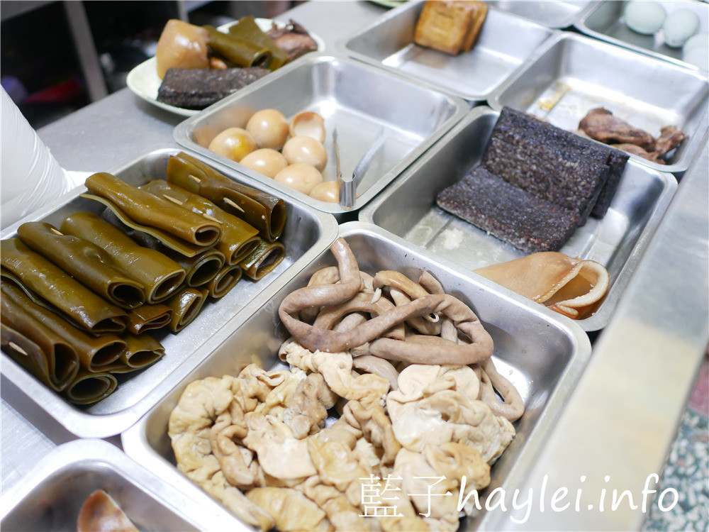 嘉義布袋/美鳳姐牛肉麵-在地人推薦傳統美食小店,紅燒牛肉麵、麻油炒豬肉跟皮蛋瘦肉粥都是招牌必點,古早味的家庭好味道,真材實料美味好吃,喜歡台灣小吃的朋友,這家真的必來~今天吃什麼/嘉義美食/嘉義旅遊/嘉義小吃/嘉義牛肉麵/嘉義在地美食/布袋美食/布袋牛肉麵/藍子愛美食 中式料理 國內旅遊 攝影 民生資訊分享 飲食集錦