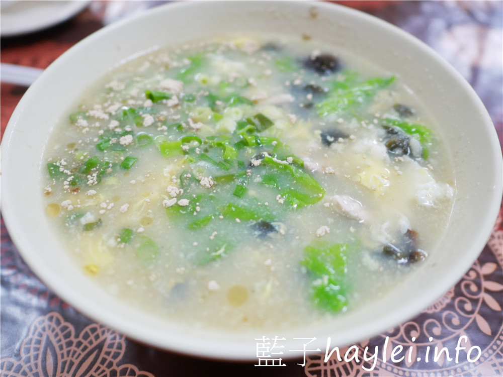嘉義布袋/美鳳姐牛肉麵-在地人推薦傳統美食小店,紅燒牛肉麵、麻油炒豬肉跟皮蛋瘦肉粥都是招牌必點,古早味的家庭好味道,真材實料美味好吃,喜歡台灣小吃的朋友,這家真的必來~今天吃什麼/嘉義美食/嘉義旅遊/嘉義小吃/嘉義牛肉麵/嘉義在地美食/布袋美食/布袋牛肉麵/藍子愛美食 中式料理 國內旅遊 攝影 民生資訊分享 飲食集錦