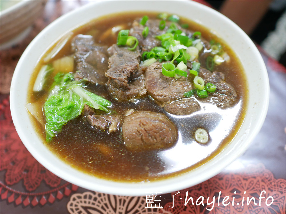 嘉義布袋/美鳳姐牛肉麵-在地人推薦傳統美食小店,紅燒牛肉麵、麻油炒豬肉跟皮蛋瘦肉粥都是招牌必點,古早味的家庭好味道,真材實料美味好吃,喜歡台灣小吃的朋友,這家真的必來~今天吃什麼/嘉義美食/嘉義旅遊/嘉義小吃/嘉義牛肉麵/嘉義在地美食/布袋美食/布袋牛肉麵/藍子愛美食 中式料理 國內旅遊 攝影 民生資訊分享 飲食集錦