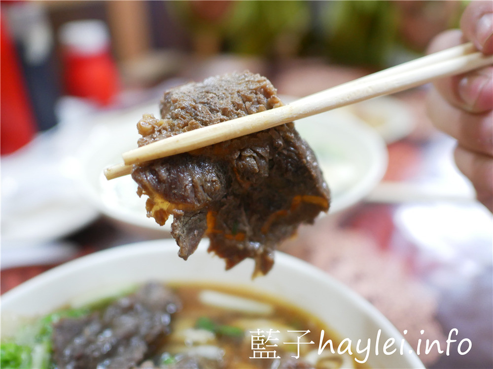 嘉義布袋/美鳳姐牛肉麵-在地人推薦傳統美食小店,紅燒牛肉麵、麻油炒豬肉跟皮蛋瘦肉粥都是招牌必點,古早味的家庭好味道,真材實料美味好吃,喜歡台灣小吃的朋友,這家真的必來~今天吃什麼/嘉義美食/嘉義旅遊/嘉義小吃/嘉義牛肉麵/嘉義在地美食/布袋美食/布袋牛肉麵/藍子愛美食 中式料理 國內旅遊 攝影 民生資訊分享 飲食集錦