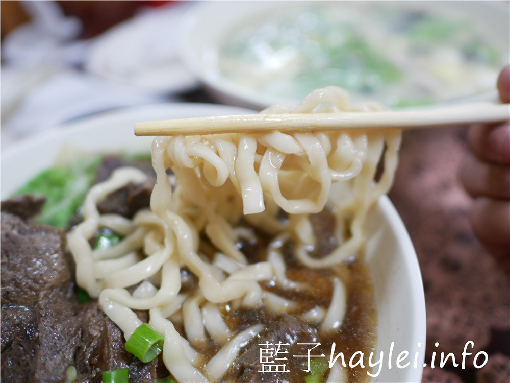 嘉義布袋/美鳳姐牛肉麵-在地人推薦傳統美食小店,紅燒牛肉麵、麻油炒豬肉跟皮蛋瘦肉粥都是招牌必點,古早味的家庭好味道,真材實料美味好吃,喜歡台灣小吃的朋友,這家真的必來~今天吃什麼/嘉義美食/嘉義旅遊/嘉義小吃/嘉義牛肉麵/嘉義在地美食/布袋美食/布袋牛肉麵/藍子愛美食 中式料理 國內旅遊 攝影 民生資訊分享 飲食集錦