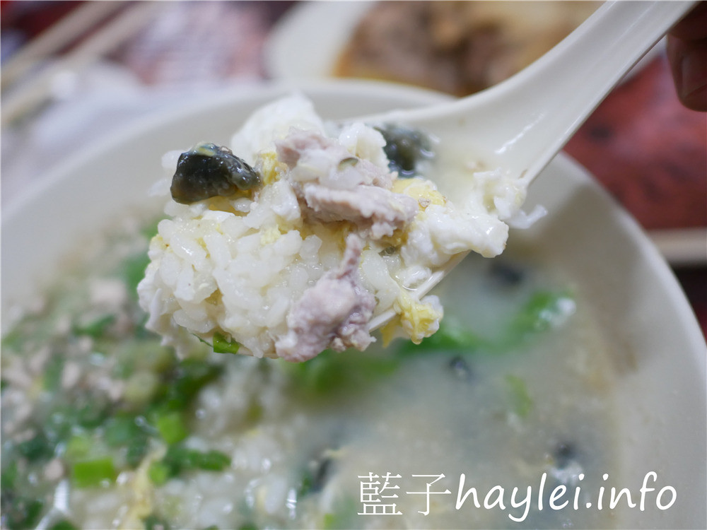 嘉義布袋/美鳳姐牛肉麵-在地人推薦傳統美食小店,紅燒牛肉麵、麻油炒豬肉跟皮蛋瘦肉粥都是招牌必點,古早味的家庭好味道,真材實料美味好吃,喜歡台灣小吃的朋友,這家真的必來~今天吃什麼/嘉義美食/嘉義旅遊/嘉義小吃/嘉義牛肉麵/嘉義在地美食/布袋美食/布袋牛肉麵/藍子愛美食 中式料理 國內旅遊 攝影 民生資訊分享 飲食集錦
