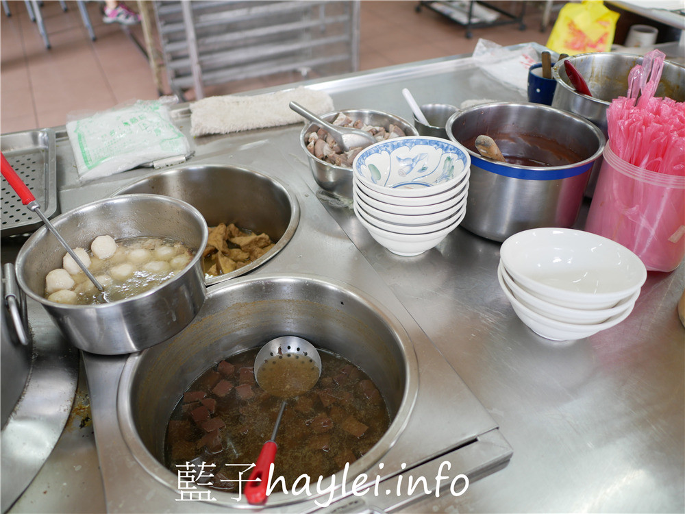 嘉義東區/阿來碗粿台林街總店-嘉義人從小吃到大的美味碗粿店，肉骨湯、米糕跟豬血粉腸湯也非常好吃唷！今天吃什麼/嘉義美食/嘉義旅遊/嘉義小吃/嘉義碗粿名店推薦/嘉義必吃美食/嘉義米食推薦/嘉義在地人推薦美食/台灣小吃/台灣美食/藍子愛美食 中式料理 國內旅遊 攝影 民生資訊分享 飲食集錦 