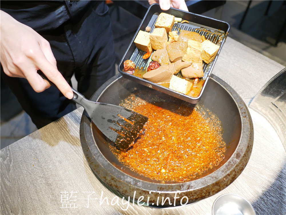 台中西區/肉多多火鍋/台中向上店-超吸睛的絕美肉蛋糕???不拍照打卡怎麼行~台中必吃火鍋吃到飽,爆炒鍋底鮮香四溢,269起蔬菜自助吧、麵條、白飯、汽水、茶飲、冰淇淋無限供應!雙人澎湃三寶饗宴,滿滿的肉品豐富滋味!台中美食/台中火鍋/台中吃到飽/侏儸紀公園主題餐廳/明果冰淇淋/藍子愛美食 中式料理 國內旅遊 攝影 民生資訊分享 飲食集錦