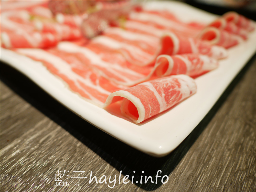 台中西區/肉多多火鍋/台中向上店-超吸睛的絕美肉蛋糕???不拍照打卡怎麼行~台中必吃火鍋吃到飽,爆炒鍋底鮮香四溢,269起蔬菜自助吧、麵條、白飯、汽水、茶飲、冰淇淋無限供應!雙人澎湃三寶饗宴,滿滿的肉品豐富滋味!台中美食/台中火鍋/台中吃到飽/侏儸紀公園主題餐廳/明果冰淇淋/藍子愛美食 中式料理 國內旅遊 攝影 民生資訊分享 飲食集錦