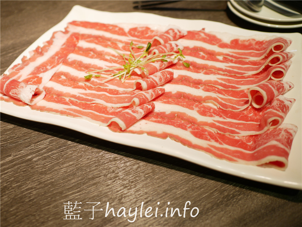 台中西區/肉多多火鍋/台中向上店-超吸睛的絕美肉蛋糕???不拍照打卡怎麼行~台中必吃火鍋吃到飽,爆炒鍋底鮮香四溢,269起蔬菜自助吧、麵條、白飯、汽水、茶飲、冰淇淋無限供應!雙人澎湃三寶饗宴,滿滿的肉品豐富滋味!台中美食/台中火鍋/台中吃到飽/侏儸紀公園主題餐廳/明果冰淇淋/藍子愛美食 中式料理 國內旅遊 攝影 民生資訊分享 飲食集錦