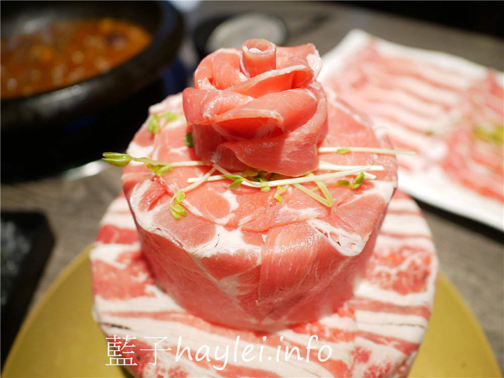 台中西區/肉多多火鍋/台中向上店-超吸睛的絕美肉蛋糕???不拍照打卡怎麼行~台中必吃火鍋吃到飽,爆炒鍋底鮮香四溢,269起蔬菜自助吧、麵條、白飯、汽水、茶飲、冰淇淋無限供應!雙人澎湃三寶饗宴,滿滿的肉品豐富滋味!台中美食/台中火鍋/台中吃到飽/侏儸紀公園主題餐廳/明果冰淇淋/藍子愛美食 中式料理 國內旅遊 攝影 民生資訊分享 飲食集錦