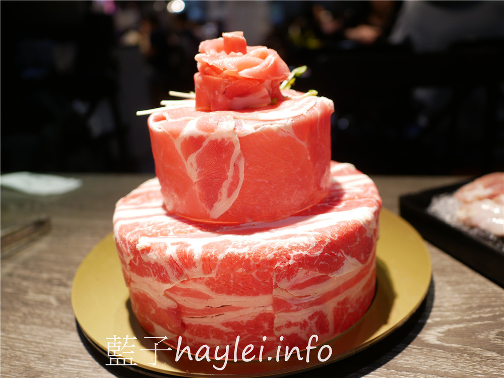 台中西區/肉多多火鍋/台中向上店-超吸睛的絕美肉蛋糕???不拍照打卡怎麼行~台中必吃火鍋吃到飽,爆炒鍋底鮮香四溢,269起蔬菜自助吧、麵條、白飯、汽水、茶飲、冰淇淋無限供應!雙人澎湃三寶饗宴,滿滿的肉品豐富滋味!台中美食/台中火鍋/台中吃到飽/侏儸紀公園主題餐廳/明果冰淇淋/藍子愛美食 中式料理 國內旅遊 攝影 民生資訊分享 飲食集錦