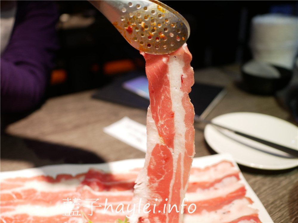 台中西區/肉多多火鍋/台中向上店-超吸睛的絕美肉蛋糕???不拍照打卡怎麼行~台中必吃火鍋吃到飽,爆炒鍋底鮮香四溢,269起蔬菜自助吧、麵條、白飯、汽水、茶飲、冰淇淋無限供應!雙人澎湃三寶饗宴,滿滿的肉品豐富滋味!台中美食/台中火鍋/台中吃到飽/侏儸紀公園主題餐廳/明果冰淇淋/藍子愛美食 中式料理 國內旅遊 攝影 民生資訊分享 飲食集錦