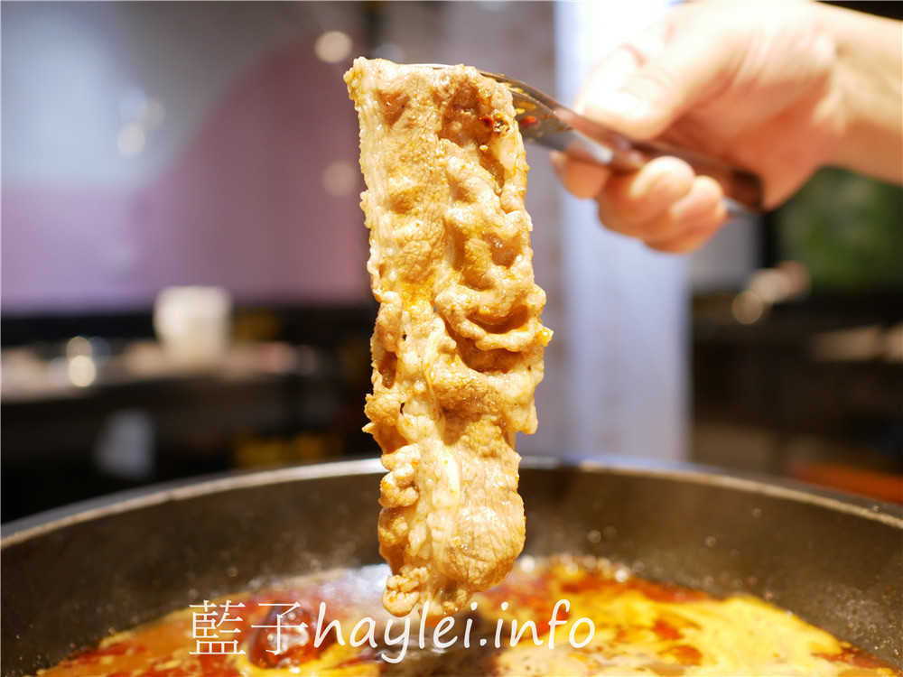 台中西區/肉多多火鍋/台中向上店-超吸睛的絕美肉蛋糕???不拍照打卡怎麼行~台中必吃火鍋吃到飽,爆炒鍋底鮮香四溢,269起蔬菜自助吧、麵條、白飯、汽水、茶飲、冰淇淋無限供應!雙人澎湃三寶饗宴,滿滿的肉品豐富滋味!台中美食/台中火鍋/台中吃到飽/侏儸紀公園主題餐廳/明果冰淇淋/藍子愛美食 中式料理 國內旅遊 攝影 民生資訊分享 飲食集錦