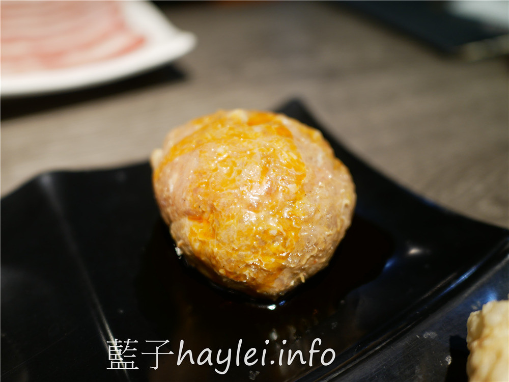 台中西區/肉多多火鍋/台中向上店-超吸睛的絕美肉蛋糕???不拍照打卡怎麼行~台中必吃火鍋吃到飽,爆炒鍋底鮮香四溢,269起蔬菜自助吧、麵條、白飯、汽水、茶飲、冰淇淋無限供應!雙人澎湃三寶饗宴,滿滿的肉品豐富滋味!台中美食/台中火鍋/台中吃到飽/侏儸紀公園主題餐廳/明果冰淇淋/藍子愛美食 中式料理 國內旅遊 攝影 民生資訊分享 飲食集錦