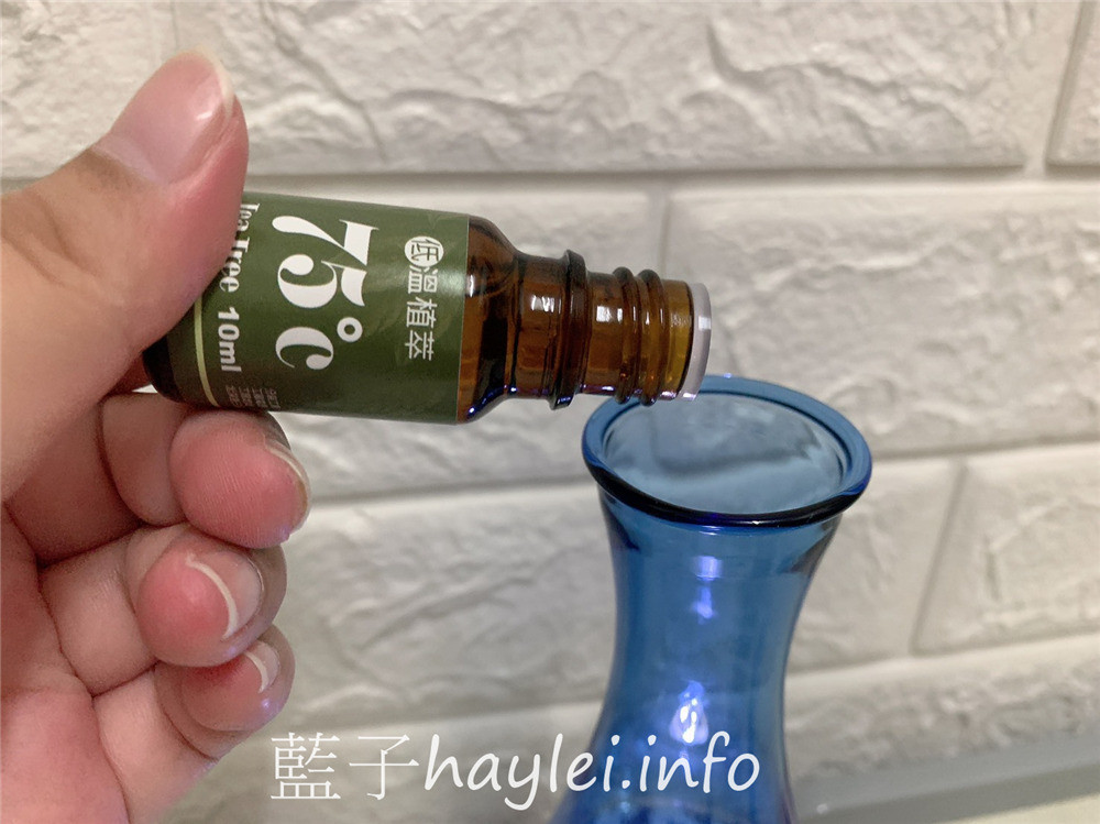 葛瑞絲香草田grace+me/75度c低溫植萃100%澳洲茶樹精油-採用自家種植的澳洲茶樹以低溫萃取設備75度低溫萃取而成，從種植到提煉都層層把關，香氣濃郁且柔和，是非常好用的寶藏級舒緩精油！肌膚保養/香氛保養/健康生活/低溫植萃精油/MIT精油/純露/台灣苗栗精油品牌/藍子愛保養 保養品分享 健康養身 攝影 民生資訊分享 