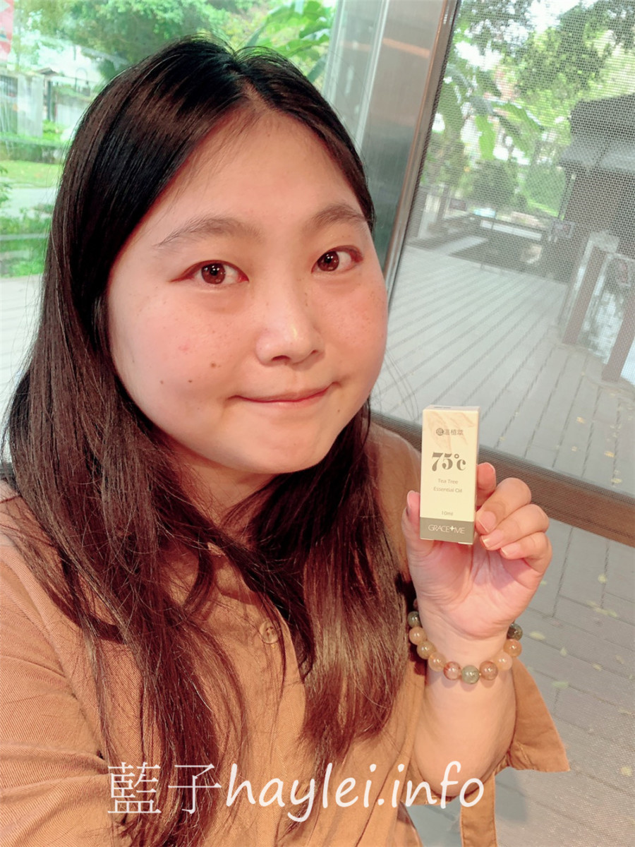 葛瑞絲香草田grace+me/75度c低溫植萃100%澳洲茶樹精油-採用自家種植的澳洲茶樹以低溫萃取設備75度低溫萃取而成，從種植到提煉都層層把關，香氣濃郁且柔和，是非常好用的寶藏級舒緩精油！肌膚保養/香氛保養/健康生活/低溫植萃精油/MIT精油/純露/台灣苗栗精油品牌/藍子愛保養 保養品分享 健康養身 攝影 民生資訊分享 