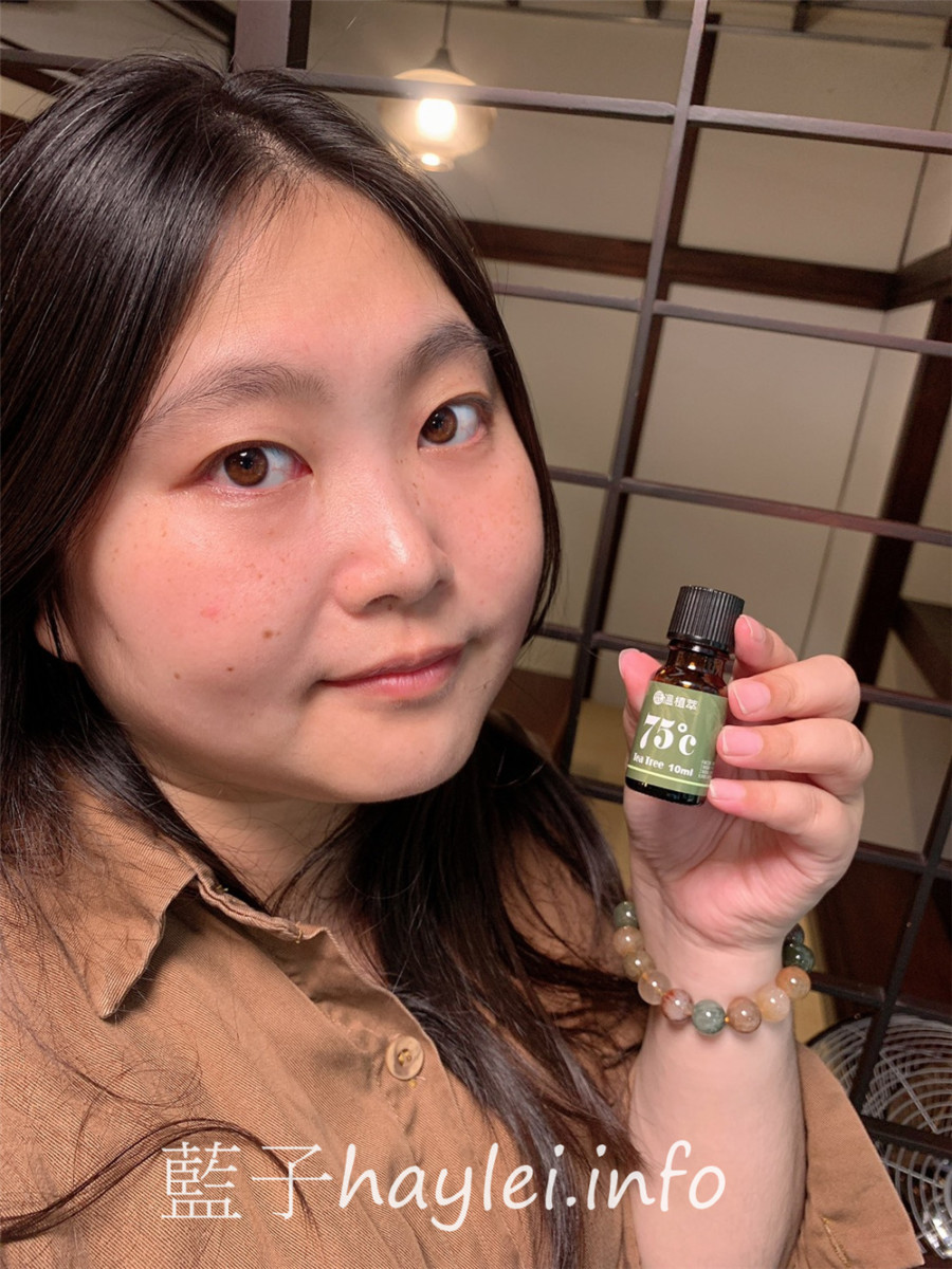 葛瑞絲香草田grace+me/75度c低溫植萃100%澳洲茶樹精油-採用自家種植的澳洲茶樹以低溫萃取設備75度低溫萃取而成，從種植到提煉都層層把關，香氣濃郁且柔和，是非常好用的寶藏級舒緩精油！肌膚保養/香氛保養/健康生活/低溫植萃精油/MIT精油/純露/台灣苗栗精油品牌/藍子愛保養 保養品分享 健康養身 攝影 民生資訊分享 