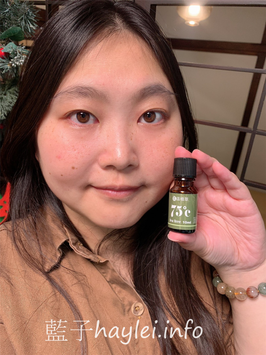 葛瑞絲香草田grace+me/75度c低溫植萃100%澳洲茶樹精油-採用自家種植的澳洲茶樹以低溫萃取設備75度低溫萃取而成，從種植到提煉都層層把關，香氣濃郁且柔和，是非常好用的寶藏級舒緩精油！肌膚保養/香氛保養/健康生活/低溫植萃精油/MIT精油/純露/台灣苗栗精油品牌/藍子愛保養 保養品分享 健康養身 攝影 民生資訊分享 