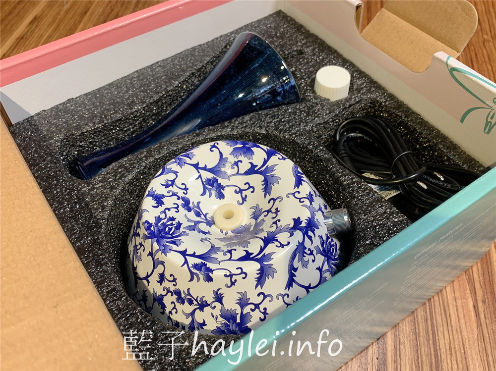 室內香氛/美國精油擴香儀領導品牌/有機香氛Organic Aromas/有機香氛擴香儀-富裕(青花瓷)，無與倫比的絕美青花瓷設計，增添生活情趣，帶動每天好心情～多樣化絕美造型擴香儀，增添居家香氛，送禮自用兩相宜！居家生活/3C好物/精油擴香/生活家電/芳香療癒/健康樂活/藍子樂生活 3C相關 保養品分享 健康養身 攝影 民生資訊分享 