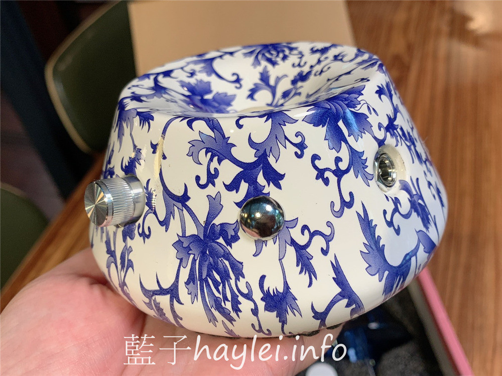 室內香氛/美國精油擴香儀領導品牌/有機香氛Organic Aromas/有機香氛擴香儀-富裕(青花瓷)，無與倫比的絕美青花瓷設計，增添生活情趣，帶動每天好心情～多樣化絕美造型擴香儀，增添居家香氛，送禮自用兩相宜！居家生活/3C好物/精油擴香/生活家電/芳香療癒/健康樂活/藍子樂生活 3C相關 保養品分享 健康養身 攝影 民生資訊分享 