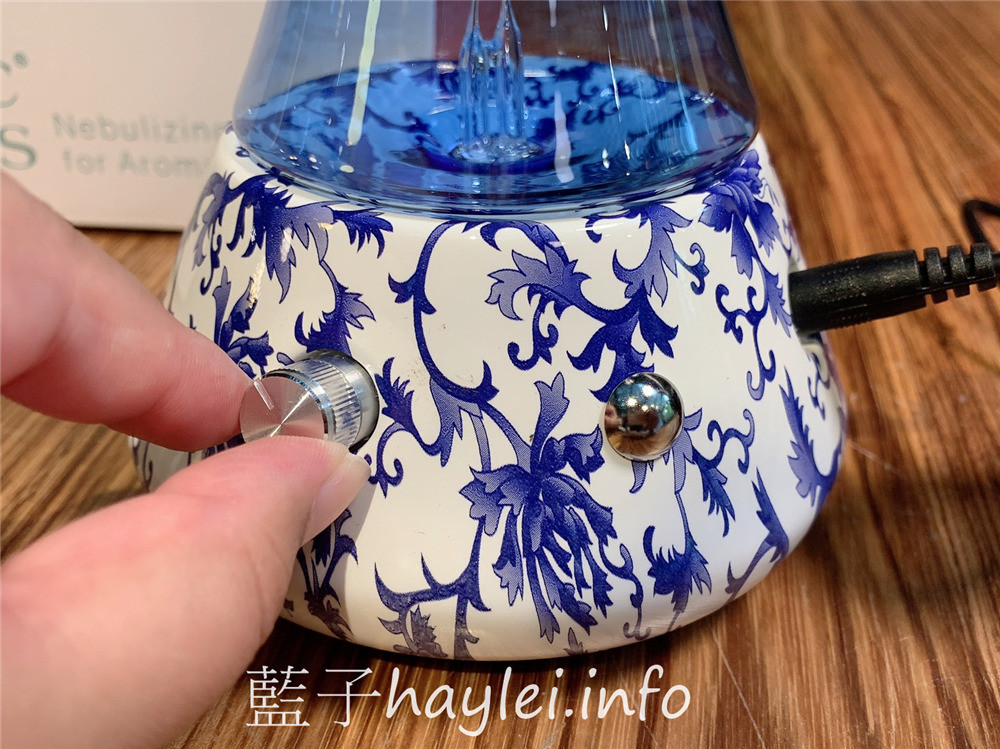 室內香氛/美國精油擴香儀領導品牌/有機香氛Organic Aromas/有機香氛擴香儀-富裕(青花瓷)，無與倫比的絕美青花瓷設計，增添生活情趣，帶動每天好心情～多樣化絕美造型擴香儀，增添居家香氛，送禮自用兩相宜！居家生活/3C好物/精油擴香/生活家電/芳香療癒/健康樂活/藍子樂生活 3C相關 保養品分享 健康養身 攝影 民生資訊分享 