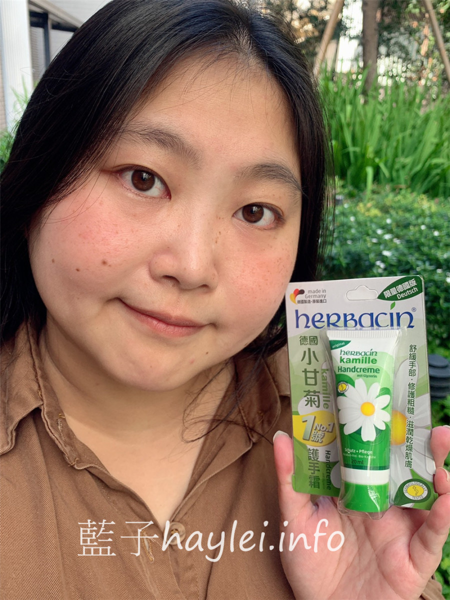 Herbacin德國小甘菊/小甘菊經典護手霜、小甘菊1號護手霜-百年經典的德國洋甘菊療癒清香，植物甘油＆矽複合物幫助充分滲透肌膚滋潤並提供如同隱形手套的保護膜，柔護滋養雙手，秋冬保護肌膚最棒的好朋友～肌膚保養/滋潤肌膚/乳霜/身體保養/手部保養/修護粗糙/滋潤乾燥/藍子愛保養 保養品分享 健康養身 彩妝品 彩妝品分享 攝影 民生資訊分享 