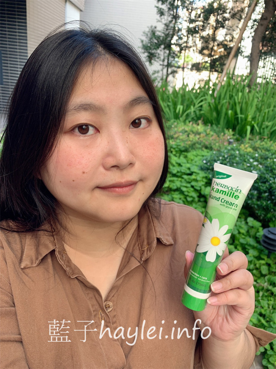 Herbacin德國小甘菊/小甘菊經典護手霜、小甘菊1號護手霜-百年經典的德國洋甘菊療癒清香，植物甘油＆矽複合物幫助充分滲透肌膚滋潤並提供如同隱形手套的保護膜，柔護滋養雙手，秋冬保護肌膚最棒的好朋友～肌膚保養/滋潤肌膚/乳霜/身體保養/手部保養/修護粗糙/滋潤乾燥/藍子愛保養 保養品分享 健康養身 彩妝品 彩妝品分享 攝影 民生資訊分享 