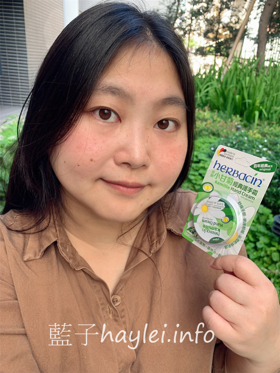 Herbacin德國小甘菊/小甘菊經典護手霜、小甘菊1號護手霜-百年經典的德國洋甘菊療癒清香，植物甘油＆矽複合物幫助充分滲透肌膚滋潤並提供如同隱形手套的保護膜，柔護滋養雙手，秋冬保護肌膚最棒的好朋友～肌膚保養/滋潤肌膚/乳霜/身體保養/手部保養/修護粗糙/滋潤乾燥/藍子愛保養 保養品分享 健康養身 彩妝品 彩妝品分享 攝影 民生資訊分享 