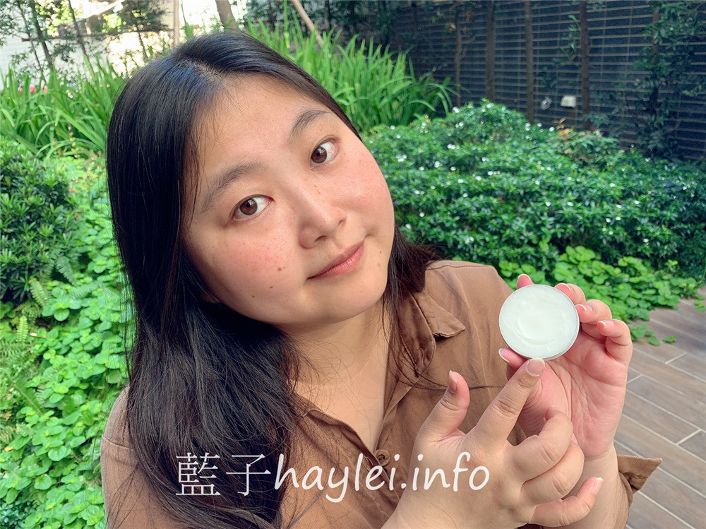 Herbacin德國小甘菊/小甘菊經典護手霜、小甘菊1號護手霜-百年經典的德國洋甘菊療癒清香，植物甘油＆矽複合物幫助充分滲透肌膚滋潤並提供如同隱形手套的保護膜，柔護滋養雙手，秋冬保護肌膚最棒的好朋友～肌膚保養/滋潤肌膚/乳霜/身體保養/手部保養/修護粗糙/滋潤乾燥/藍子愛保養 保養品分享 健康養身 彩妝品 彩妝品分享 攝影 民生資訊分享 