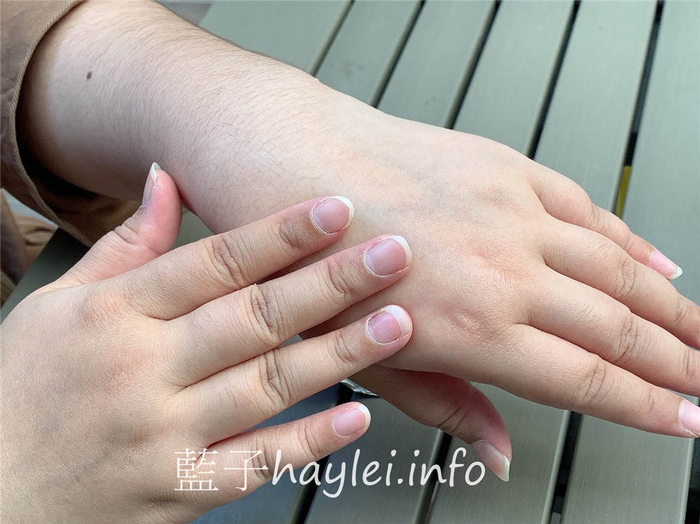 Herbacin德國小甘菊/小甘菊經典護手霜、小甘菊1號護手霜-百年經典的德國洋甘菊療癒清香，植物甘油＆矽複合物幫助充分滲透肌膚滋潤並提供如同隱形手套的保護膜，柔護滋養雙手，秋冬保護肌膚最棒的好朋友～肌膚保養/滋潤肌膚/乳霜/身體保養/手部保養/修護粗糙/滋潤乾燥/藍子愛保養 保養品分享 健康養身 彩妝品 彩妝品分享 攝影 民生資訊分享 