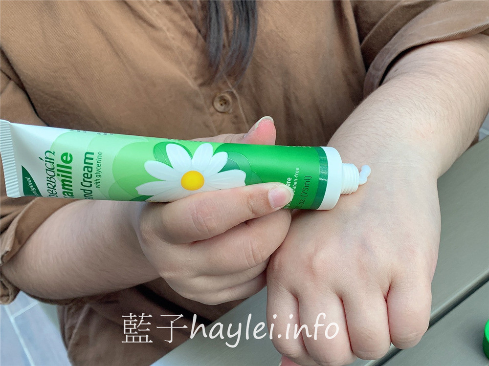 Herbacin德國小甘菊/小甘菊經典護手霜、小甘菊1號護手霜-百年經典的德國洋甘菊療癒清香，植物甘油＆矽複合物幫助充分滲透肌膚滋潤並提供如同隱形手套的保護膜，柔護滋養雙手，秋冬保護肌膚最棒的好朋友～肌膚保養/滋潤肌膚/乳霜/身體保養/手部保養/修護粗糙/滋潤乾燥/藍子愛保養 保養品分享 健康養身 彩妝品 彩妝品分享 攝影 民生資訊分享 
