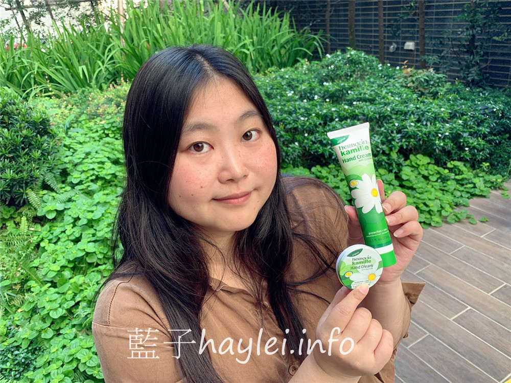 Herbacin德國小甘菊/小甘菊經典護手霜、小甘菊1號護手霜-百年經典的德國洋甘菊療癒清香，植物甘油＆矽複合物幫助充分滲透肌膚滋潤並提供如同隱形手套的保護膜，柔護滋養雙手，秋冬保護肌膚最棒的好朋友～肌膚保養/滋潤肌膚/乳霜/身體保養/手部保養/修護粗糙/滋潤乾燥/藍子愛保養 保養品分享 健康養身 彩妝品 彩妝品分享 攝影 民生資訊分享 