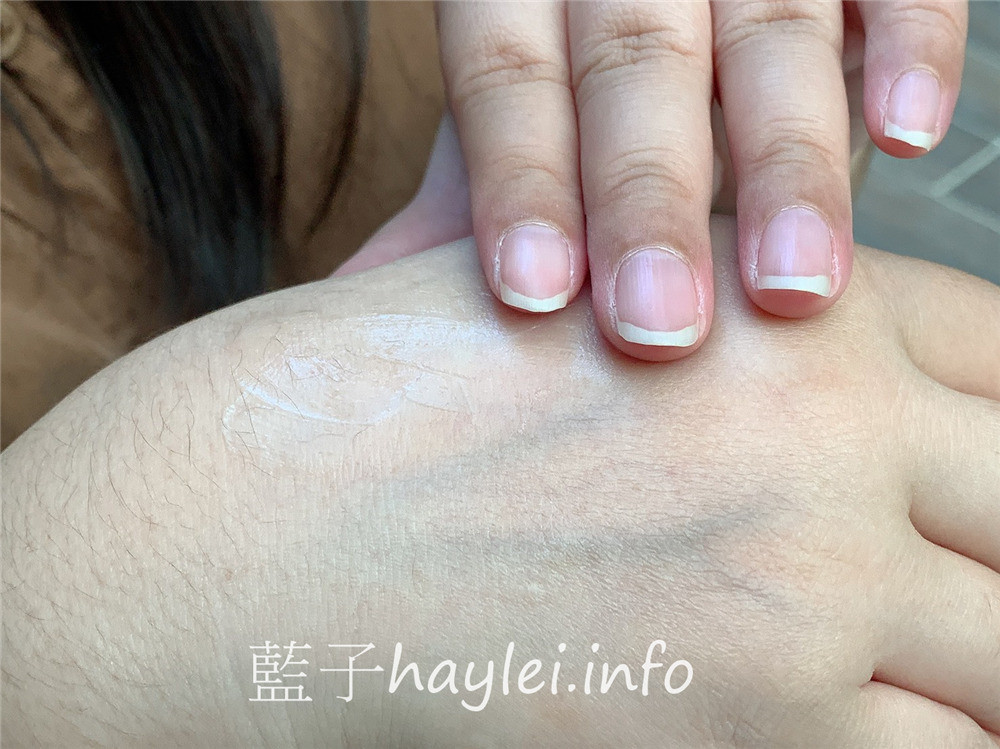 Herbacin德國小甘菊/小甘菊經典護手霜、小甘菊1號護手霜-百年經典的德國洋甘菊療癒清香，植物甘油＆矽複合物幫助充分滲透肌膚滋潤並提供如同隱形手套的保護膜，柔護滋養雙手，秋冬保護肌膚最棒的好朋友～肌膚保養/滋潤肌膚/乳霜/身體保養/手部保養/修護粗糙/滋潤乾燥/藍子愛保養 保養品分享 健康養身 彩妝品 彩妝品分享 攝影 民生資訊分享 