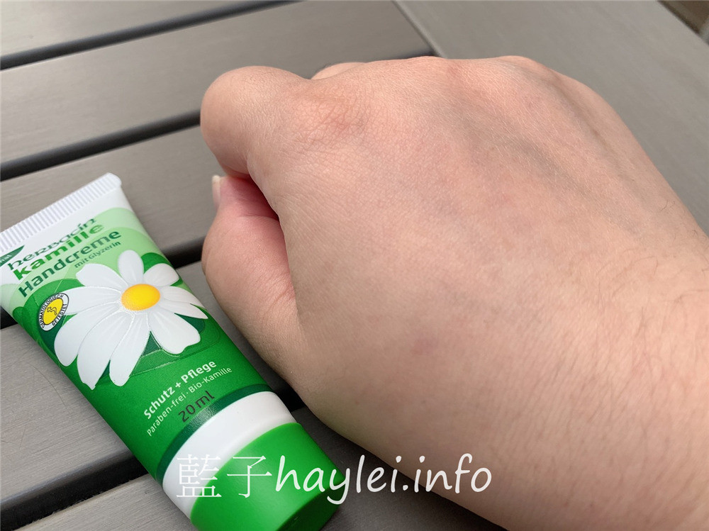 Herbacin德國小甘菊/小甘菊經典護手霜、小甘菊1號護手霜-百年經典的德國洋甘菊療癒清香，植物甘油＆矽複合物幫助充分滲透肌膚滋潤並提供如同隱形手套的保護膜，柔護滋養雙手，秋冬保護肌膚最棒的好朋友～肌膚保養/滋潤肌膚/乳霜/身體保養/手部保養/修護粗糙/滋潤乾燥/藍子愛保養 保養品分享 健康養身 彩妝品 彩妝品分享 攝影 民生資訊分享 