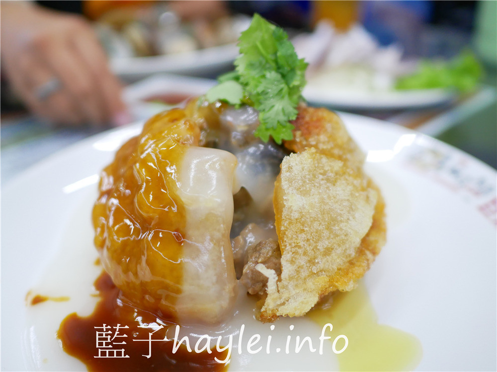 嘉義布袋/黑皮酥皮肉圓總店-一顆100的全台灣最大的巨無霸海鮮肉圓,包含了上海蝦、干貝、豬肉、香菇、芋頭、滷蛋等餡料,吃起來料多味美,令人一吃難忘!近布袋觀光漁市、高跟鞋教堂旅遊景點的必吃嘉義小吃~今天吃什麼/嘉義美食/布袋美食/布袋小吃/台灣肉圓美食推薦/嘉義肉圓/藍子愛美食 中式料理 國內旅遊 攝影 民生資訊分享 飲食集錦