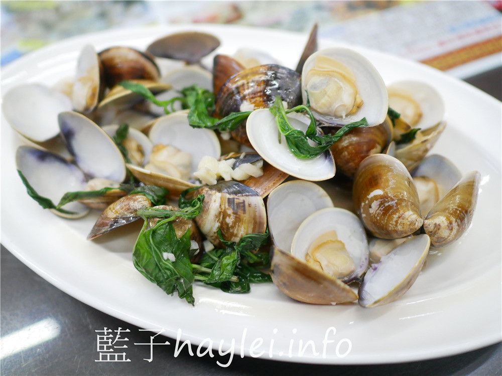嘉義布袋/黑皮酥皮肉圓總店-一顆100的全台灣最大的巨無霸海鮮肉圓,包含了上海蝦、干貝、豬肉、香菇、芋頭、滷蛋等餡料,吃起來料多味美,令人一吃難忘!近布袋觀光漁市、高跟鞋教堂旅遊景點的必吃嘉義小吃~今天吃什麼/嘉義美食/布袋美食/布袋小吃/台灣肉圓美食推薦/嘉義肉圓/藍子愛美食 中式料理 國內旅遊 攝影 民生資訊分享 飲食集錦
