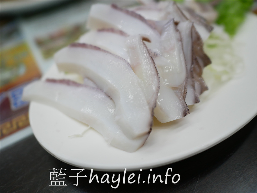 嘉義布袋/黑皮酥皮肉圓總店-一顆100的全台灣最大的巨無霸海鮮肉圓,包含了上海蝦、干貝、豬肉、香菇、芋頭、滷蛋等餡料,吃起來料多味美,令人一吃難忘!近布袋觀光漁市、高跟鞋教堂旅遊景點的必吃嘉義小吃~今天吃什麼/嘉義美食/布袋美食/布袋小吃/台灣肉圓美食推薦/嘉義肉圓/藍子愛美食 中式料理 國內旅遊 攝影 民生資訊分享 飲食集錦