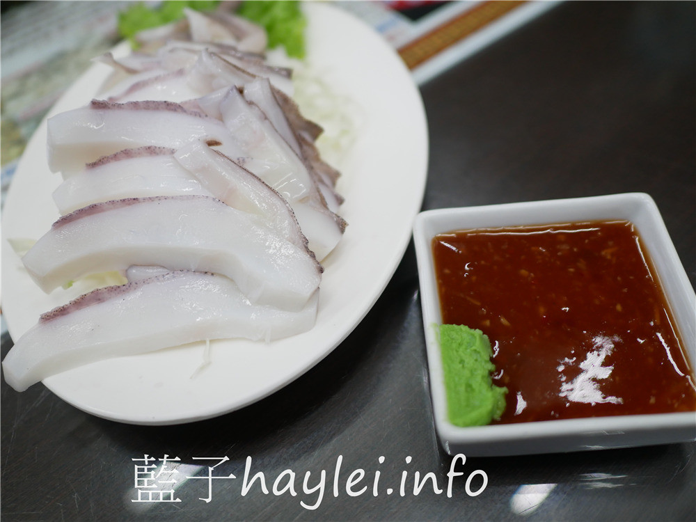 嘉義布袋/黑皮酥皮肉圓總店-一顆100的全台灣最大的巨無霸海鮮肉圓,包含了上海蝦、干貝、豬肉、香菇、芋頭、滷蛋等餡料,吃起來料多味美,令人一吃難忘!近布袋觀光漁市、高跟鞋教堂旅遊景點的必吃嘉義小吃~今天吃什麼/嘉義美食/布袋美食/布袋小吃/台灣肉圓美食推薦/嘉義肉圓/藍子愛美食 中式料理 國內旅遊 攝影 民生資訊分享 飲食集錦