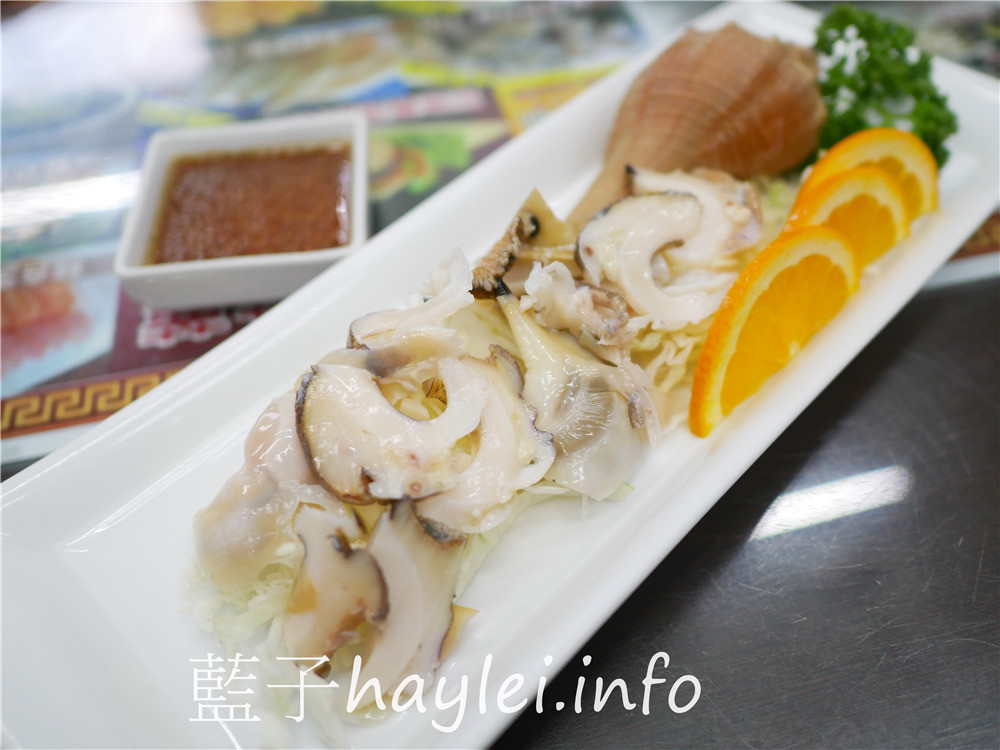 嘉義布袋/黑皮酥皮肉圓總店-一顆100的全台灣最大的巨無霸海鮮肉圓,包含了上海蝦、干貝、豬肉、香菇、芋頭、滷蛋等餡料,吃起來料多味美,令人一吃難忘!近布袋觀光漁市、高跟鞋教堂旅遊景點的必吃嘉義小吃~今天吃什麼/嘉義美食/布袋美食/布袋小吃/台灣肉圓美食推薦/嘉義肉圓/藍子愛美食 中式料理 國內旅遊 攝影 民生資訊分享 飲食集錦