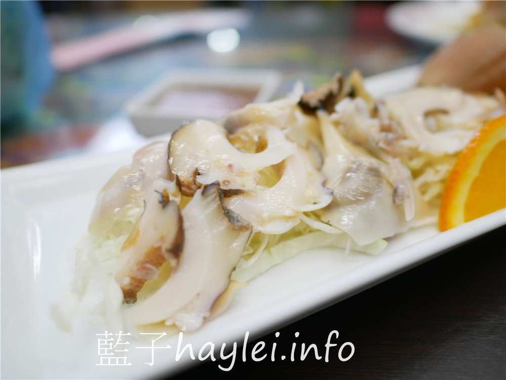 嘉義布袋/黑皮酥皮肉圓總店-一顆100的全台灣最大的巨無霸海鮮肉圓,包含了上海蝦、干貝、豬肉、香菇、芋頭、滷蛋等餡料,吃起來料多味美,令人一吃難忘!近布袋觀光漁市、高跟鞋教堂旅遊景點的必吃嘉義小吃~今天吃什麼/嘉義美食/布袋美食/布袋小吃/台灣肉圓美食推薦/嘉義肉圓/藍子愛美食 中式料理 國內旅遊 攝影 民生資訊分享 飲食集錦