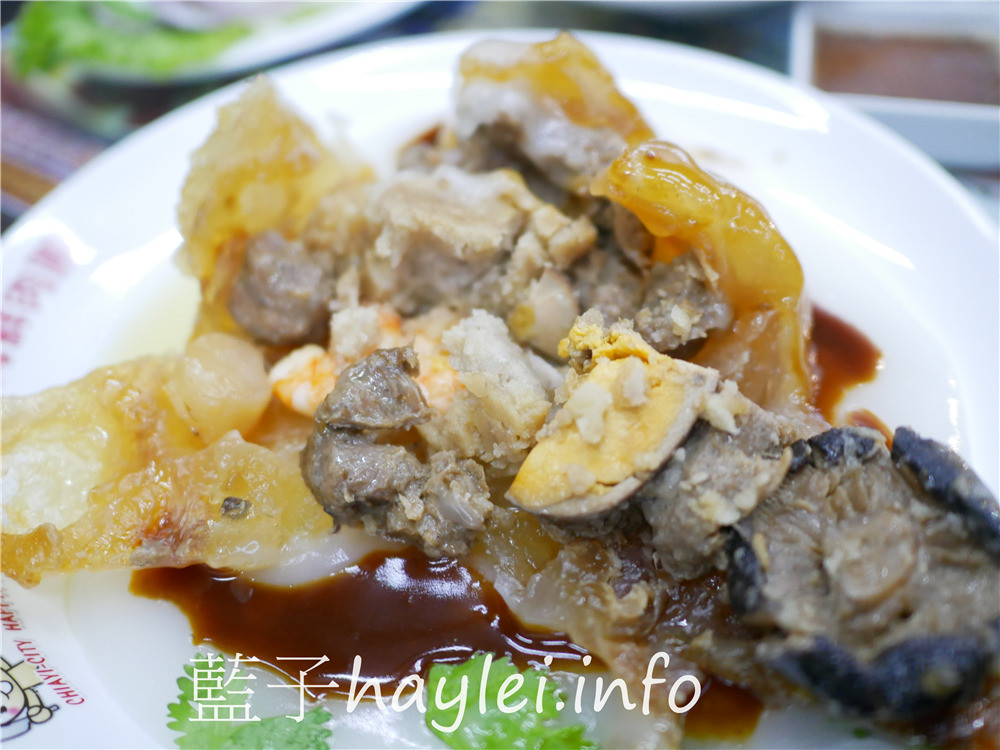 嘉義布袋/黑皮酥皮肉圓總店-一顆100的全台灣最大的巨無霸海鮮肉圓,包含了上海蝦、干貝、豬肉、香菇、芋頭、滷蛋等餡料,吃起來料多味美,令人一吃難忘!近布袋觀光漁市、高跟鞋教堂旅遊景點的必吃嘉義小吃~今天吃什麼/嘉義美食/布袋美食/布袋小吃/台灣肉圓美食推薦/嘉義肉圓/藍子愛美食 中式料理 國內旅遊 攝影 民生資訊分享 飲食集錦