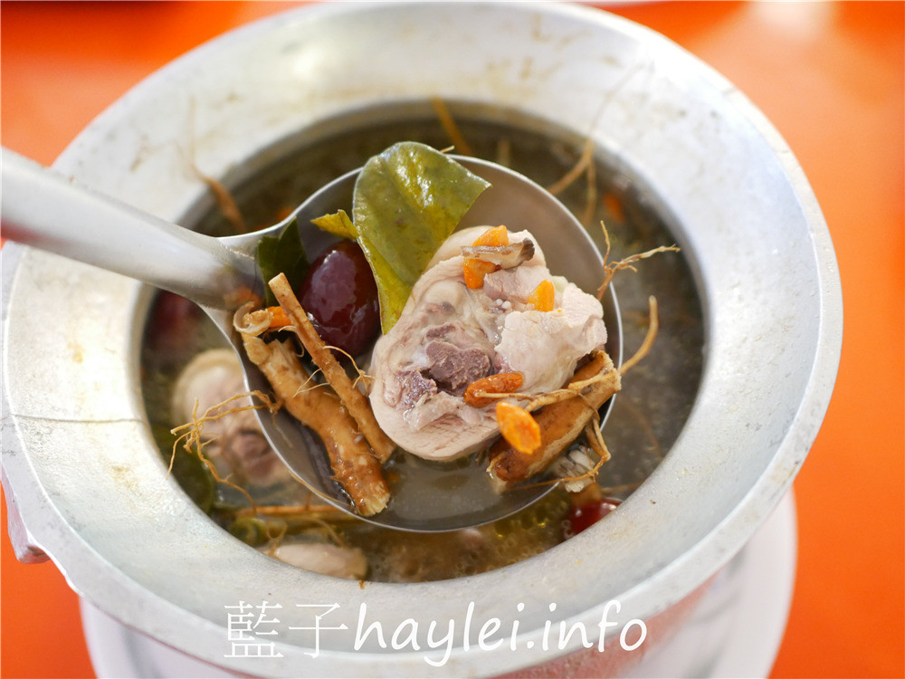 雲林古坑/蘇師傅養生料理餐廳-現點現做的美味農家菜、歲月沉澱的醃漬醬菜都很推薦，僅假日營業，平日採預約制的農家美食餐廳！陳年菜脯雞湯、狗尾草紅棗土雞、茶油雞、三杯梅子雞、咖啡香腸、手工菜脯、醬筍等都很推薦！今天吃什麼/雲林美食/雲林旅遊/古坑美食/華山美食/國宴大廚掌杓/藍子愛美食 中式料理 國內旅遊 攝影 民生資訊分享 飲食集錦 