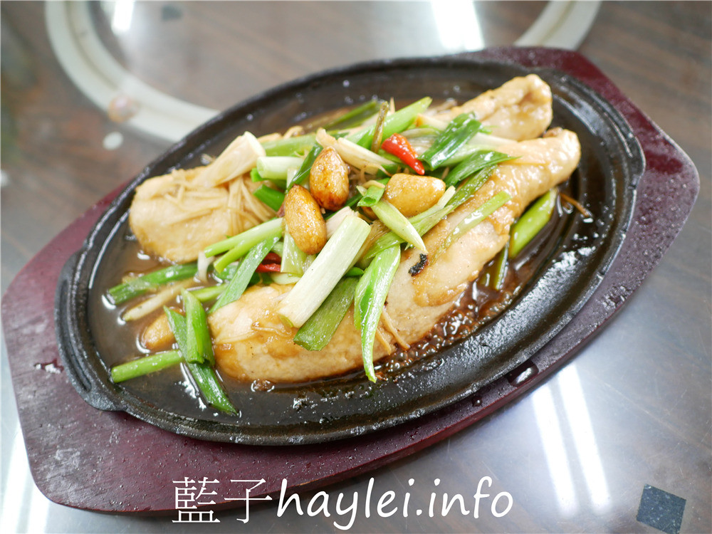 嘉義布袋/龍彬海鮮餐廳(嘉義布袋龍彬活海產)-新鮮實在的海鮮料理,來訪布袋漁港必吃美食!海香螺、烤鳳螺、鹽酥海鱺魚、烏魚膘、花蟹、烏魚子炒飯等海味美食推薦必吃~今天吃什麼/嘉義美食/嘉義旅遊/布袋美食/布袋港美食/海鮮熱炒/台菜熱炒/現撈仔/生猛海鮮/合菜餐廳/桌菜美食/藍子愛美食 中式料理 國內旅遊 攝影 民生資訊分享 飲食集錦
