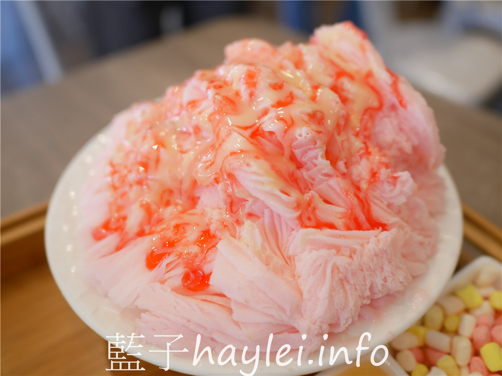 屏東小琉球/marianne瑪麗安創意冰品小琉球店-粉紅甜心精緻雪綿冰套組包含覆盆子雪綿冰、水果雪糕（覆盆子口味）、奶酪、起司奶蓋綠茶等品項，是令人大發少女心的夢幻冰品美食！今天吃什麼/屏東縣琉球鄉/屏東美食/屏東旅遊/琉球嶼離島美食/小琉球美食/小琉球旅遊/小琉球冰店/藍子愛美食 國內旅遊 攝影 民生資訊分享 飲食集錦 